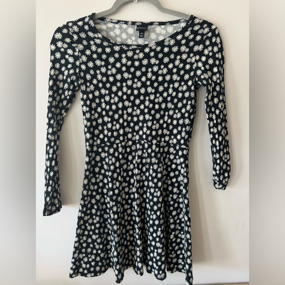 Fall casual girls dress with flowers.